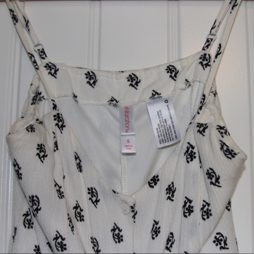 Patterned Button-Up Romper - Picture 3 of 4